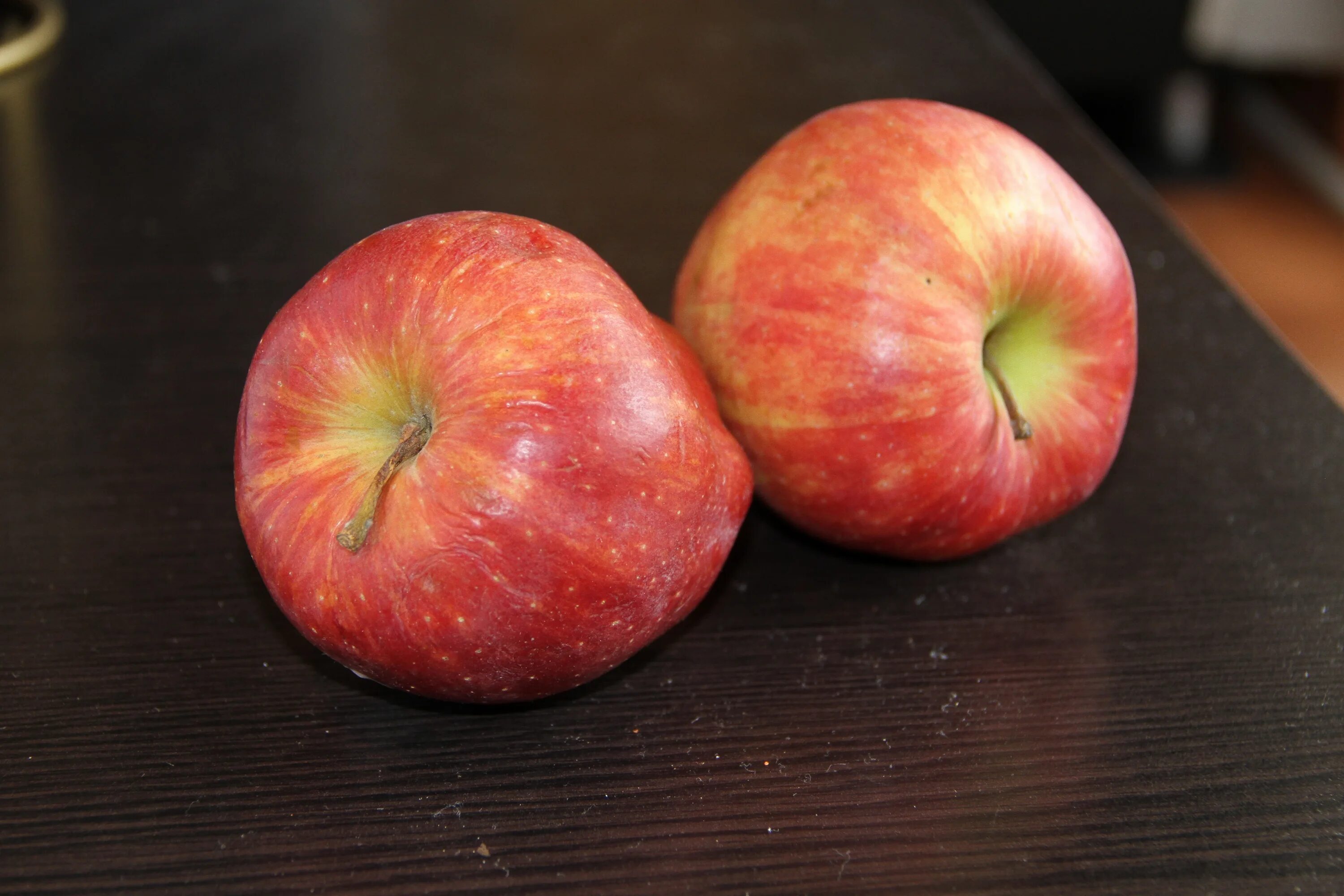 2 яблока. Яблоня нектарин. Гибрид персика и яблока. Нектарин скрещенный с яблоком. Красные персики и яблоки.