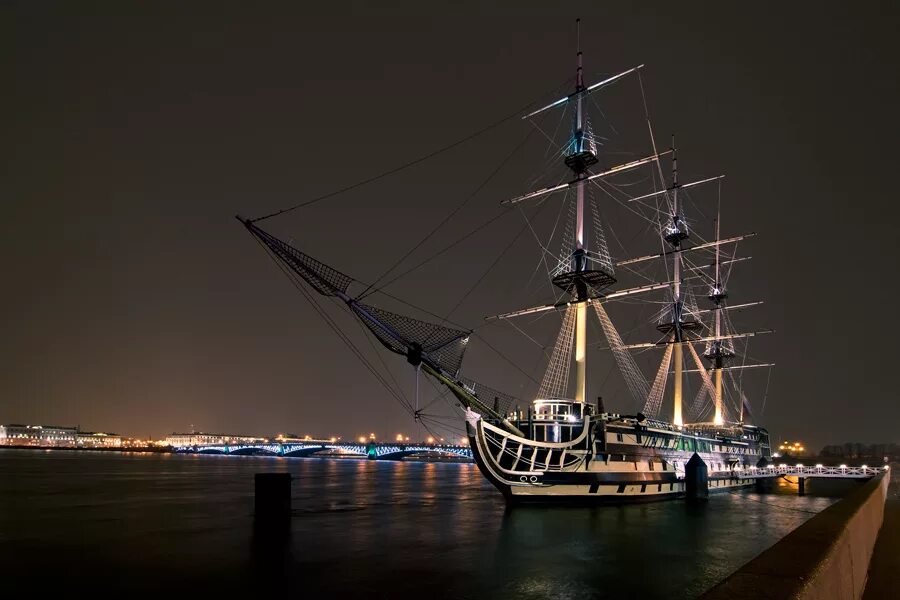 Корабль на шпиле адмиралтейства в санкт-петербурге. Деревянный корабль для детской площадки. Символ петербурга кораблик на шпиле адмиралтейства. Кораблик. Шпиль адмиралтейства в санкт-петербурге.