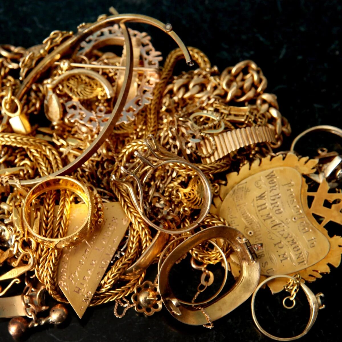 Золото готовые изделия. Золотые украшения. Лом золота. Лом ювелирных изделий. Ювелирные изделия из драгоценных металлов.