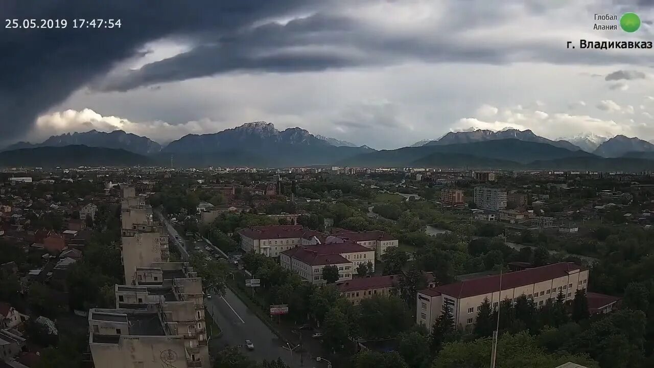 Погода в осетии в мае. Владикавказ гроза Владикавказ. Владикавказ с высоты. Владикавказ с птичьего полета. Вид столовой горы из Владикавказа с высоты птичьего полета.