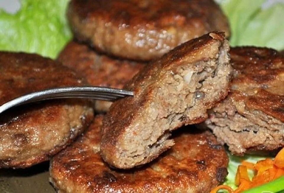 Рецепт котлет с куриной печенью. Печеночно-картофельные котлетки. печеночные котлеты. котлеты из печени с картошкой. биточки из печени.