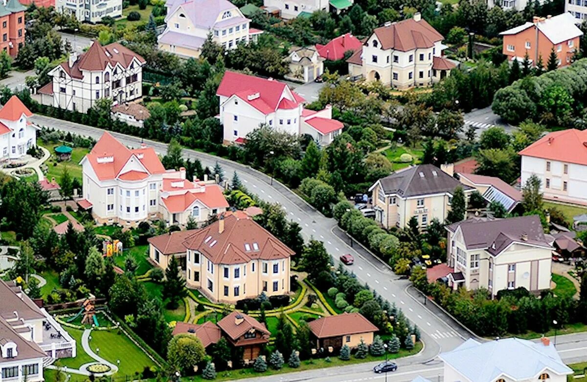 Рублевка это. Деревня рублевка москва. Рублёвка в москве. Рублевка это. Дворцы на рублевке.