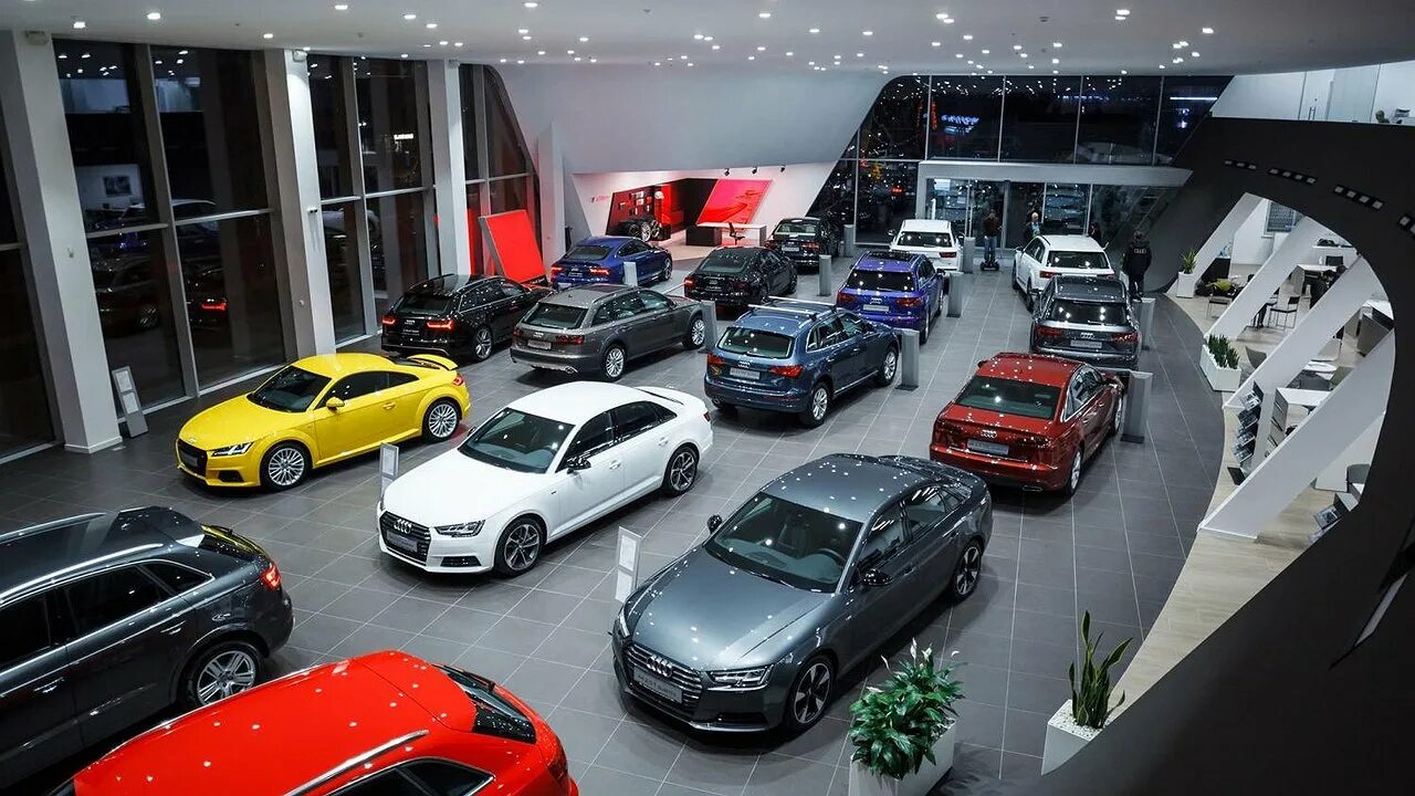 Автосалон в паркинге. Красивый автосалон. Киа дилерский центр 2023. Машины в автосалоне. Атц москва каширское шоссе.