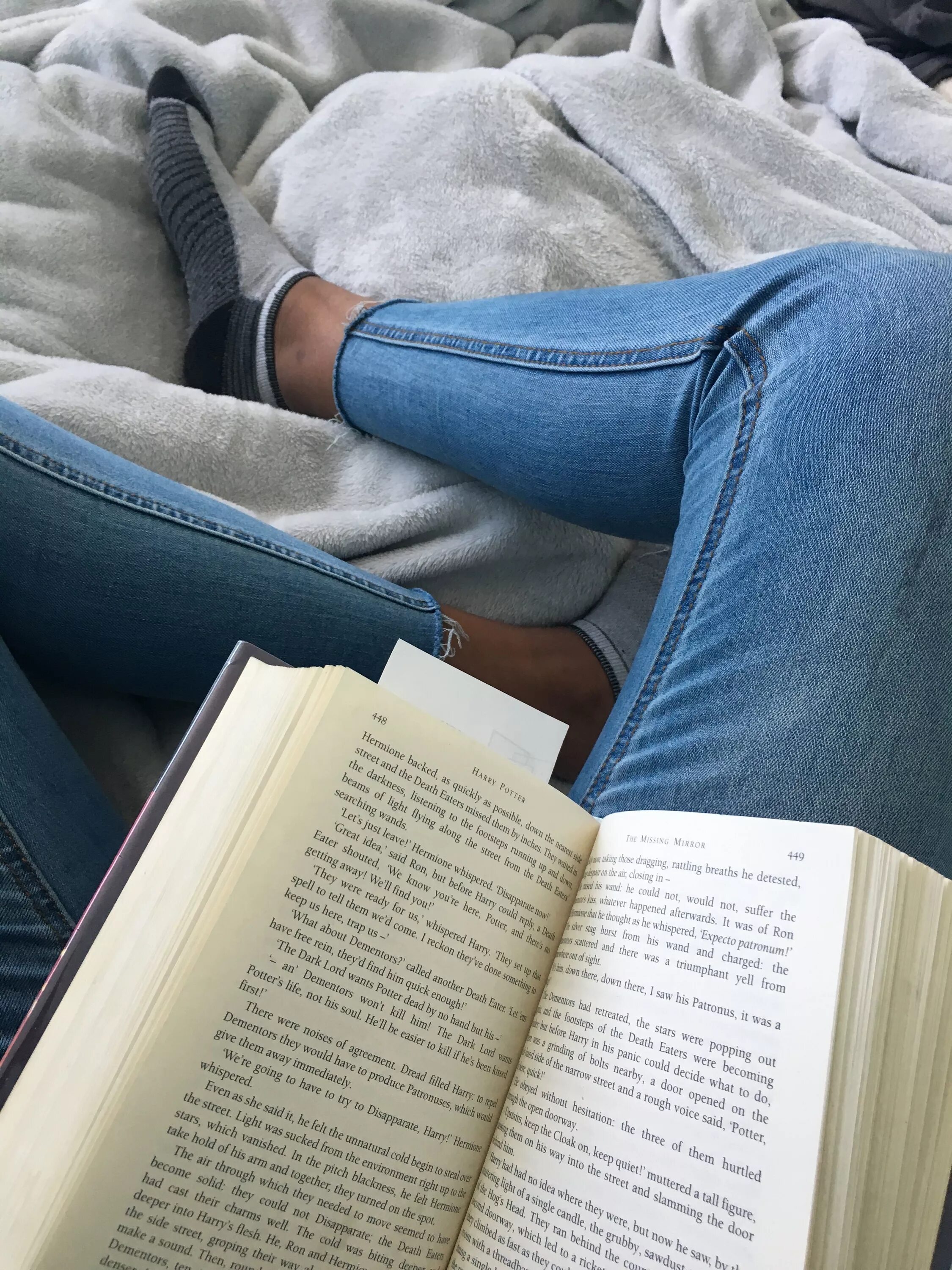 Читать книгу девушка без. Чтение книг. читает книгу. девушка с книгой в руках без лица. чтение книги дома.