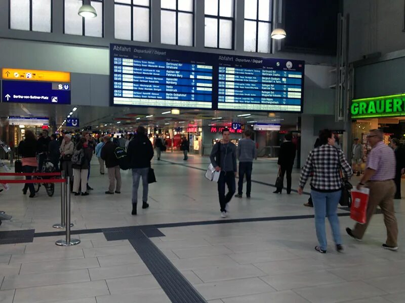 Дьюти фри в аэропорту дюссельдорфа. Дюссельдорф германия аэропорт. Кафе в аэропорту дюссельдорфа. Beg arrivals map. Skytrain дюссельдорф схема.