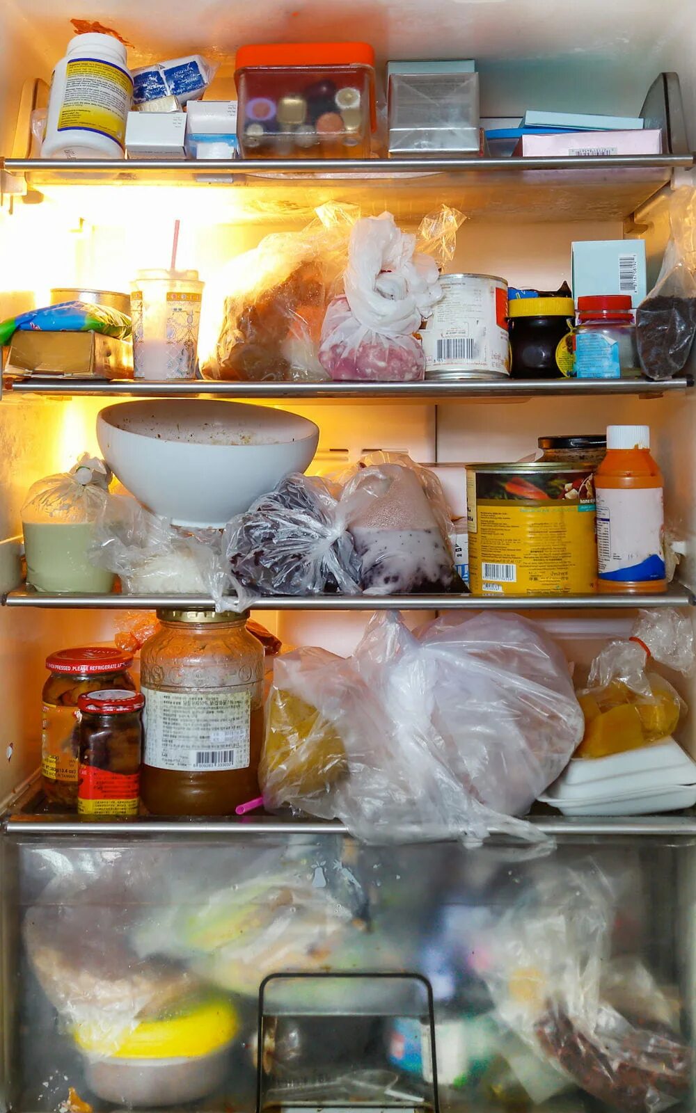 Горячую кастрюлю в холодильник можно. Холодильник с едой. Холодильник с продуктами. Полный холодильник. Беспорядок в холодильнике.