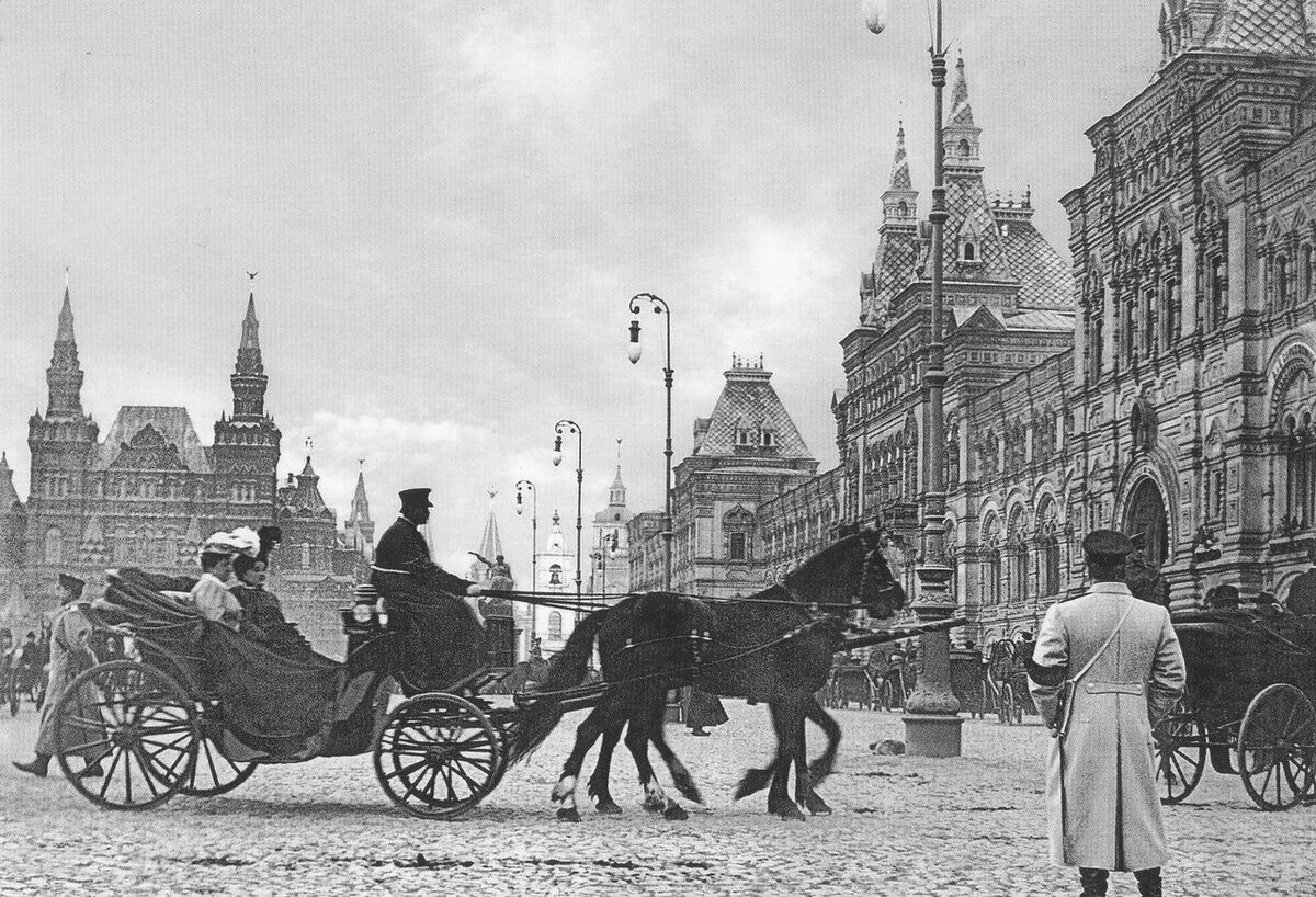 В начале 1870 годов. Москва конец 19 века. Красная площадь Москва 19 век. Москва 19-20 века. Красная площадь Москва 20 век.