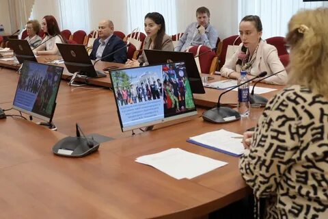 В обществе не смотря на