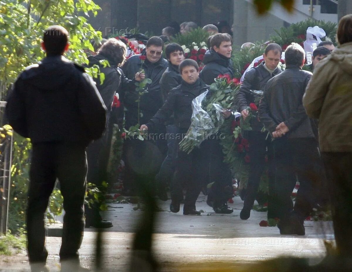 Криминальный авторитет похоронен в давидовой пустыни. Бобон криминальный авторитет похороны. Вячеслав иваньков япончик похороны. Похороно иванова япончика. Евгений петров петренок курган.