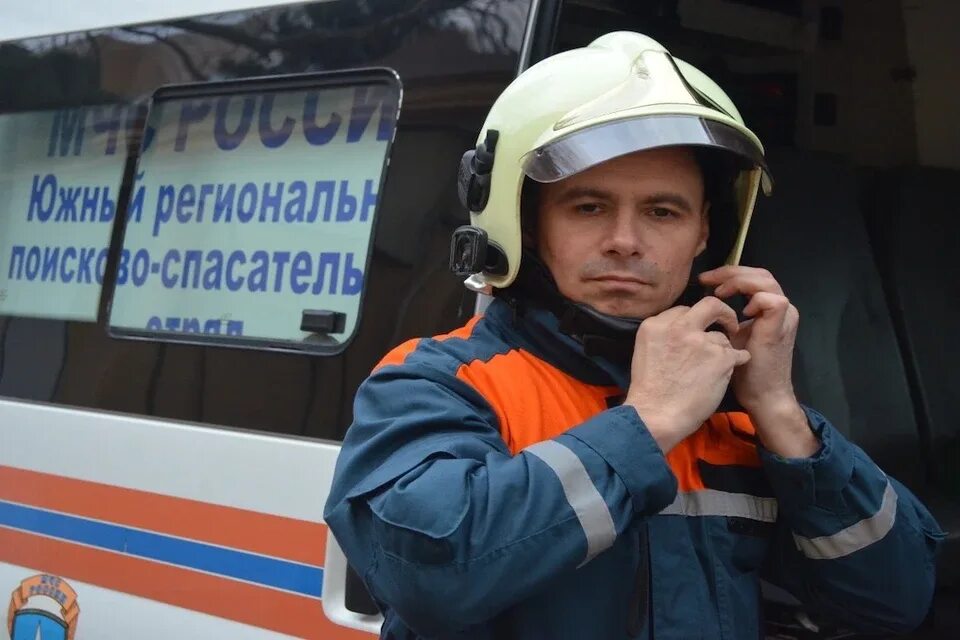 Презентация спасатель мчс. Профессия спасатель мчс. Профессия спасатель. Спасатель профессия героическая. Профессия мчс.