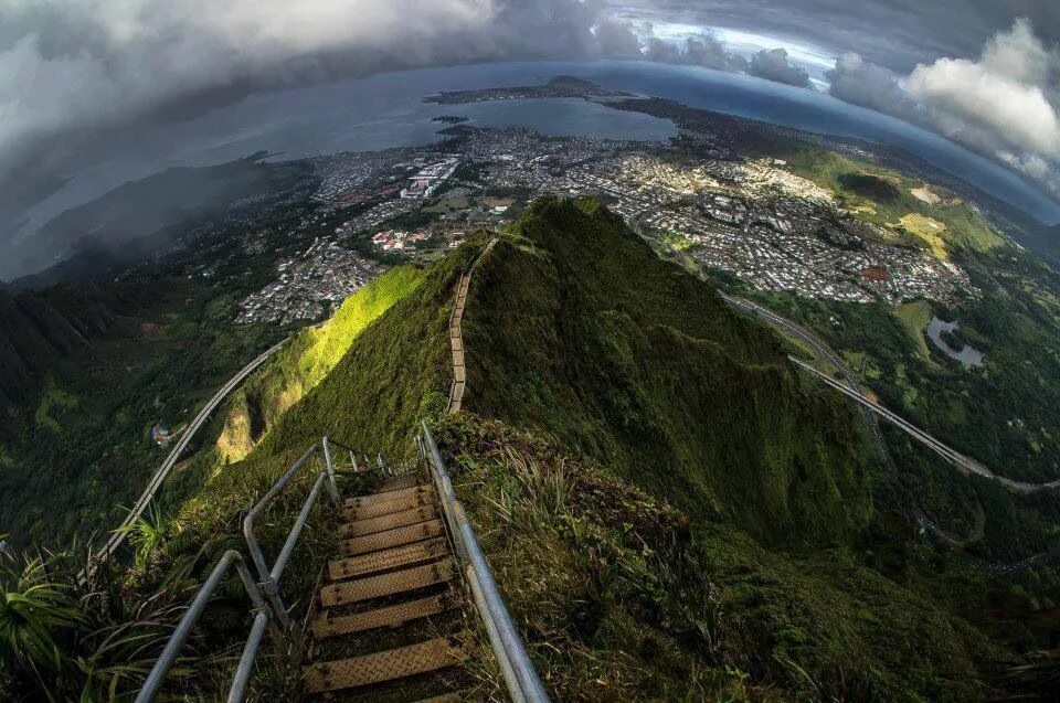 Travel along. Лестница хайку, Гавайи. Оаху Гавайи лестница. Лестница хайку, Оаху, Гавайи. Лестница хайку на острове Оаху Гавайи.