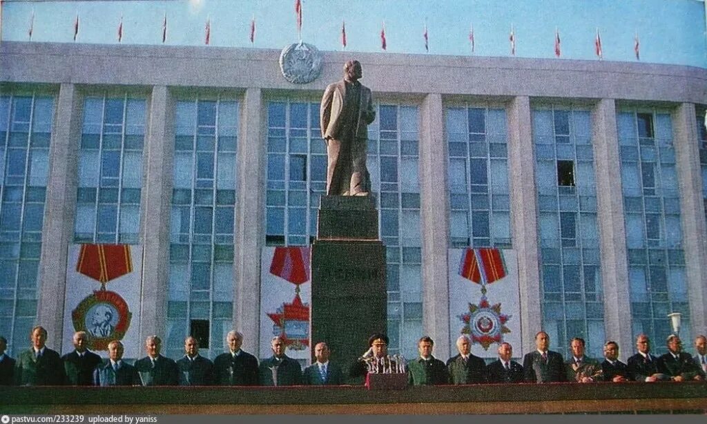 Образование молдовы. Молдавия СССР ЦК Компартии. Здание Центральный комитет Компартии таджикской ССР. Душанбе здание ЦК КПСС. ЦК Коммунистическая партия Молдавии.