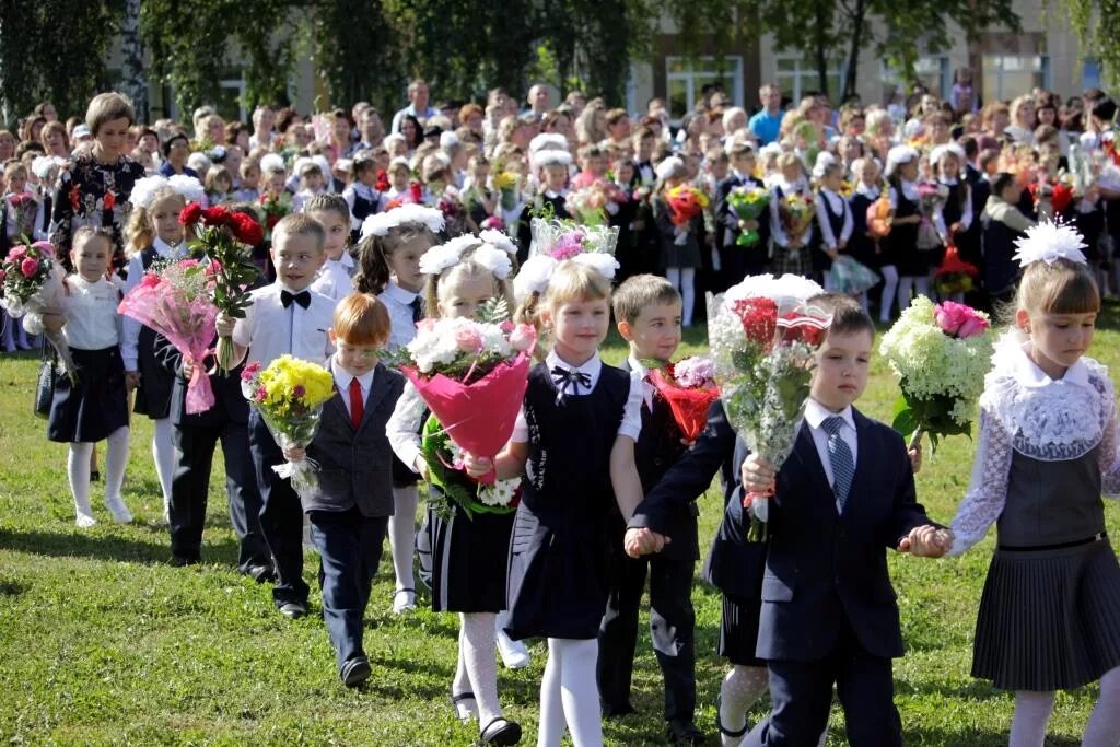 первый звонок. первоклассница последний звонок. первый звонок первоклашки. одиннадцатиклассники и первоклассники. школа 61 хутор ленина.