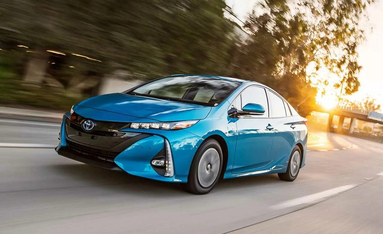 Авто гибриды лучшие. Toyota prius electric. Тойота приус гибрид 2020. Электромобиль гибрид. Toyota prius hybrid 2016.