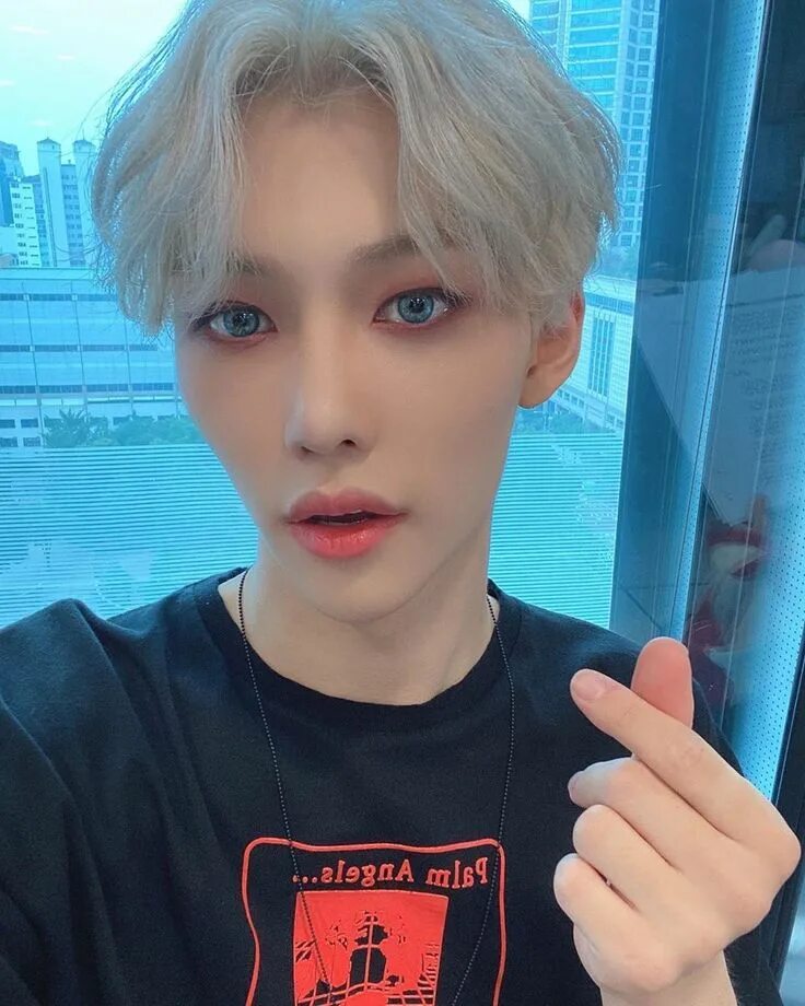 Какого цвета глаза у феликса из stray. Stray kids феликс блондин. Феликс стрэй кэтс 2020. Феликс из stray kids с белыми ресницами. Рыжий феликс stray kids.
