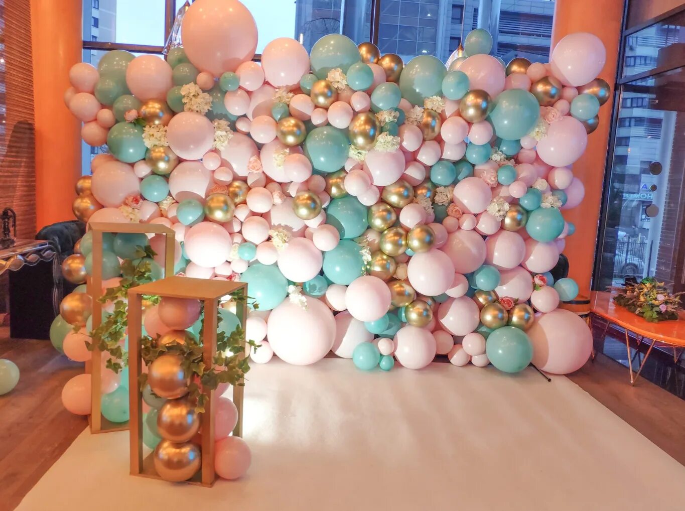 На что прилепить шарики к потолку. Воздушные шарики приклеенные к стене. Обычные шары воздушные. Как прикрепить шары к стене. Украшения шары на стене.