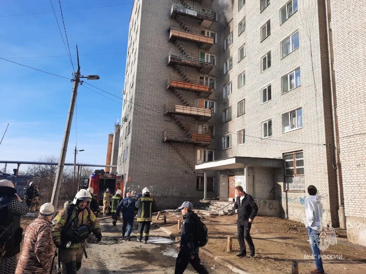 Горение екатеринбург. Многоэтажный дом. Пожар в общежитии. 9 Этажный дом. Элитный многоэтажный дом.