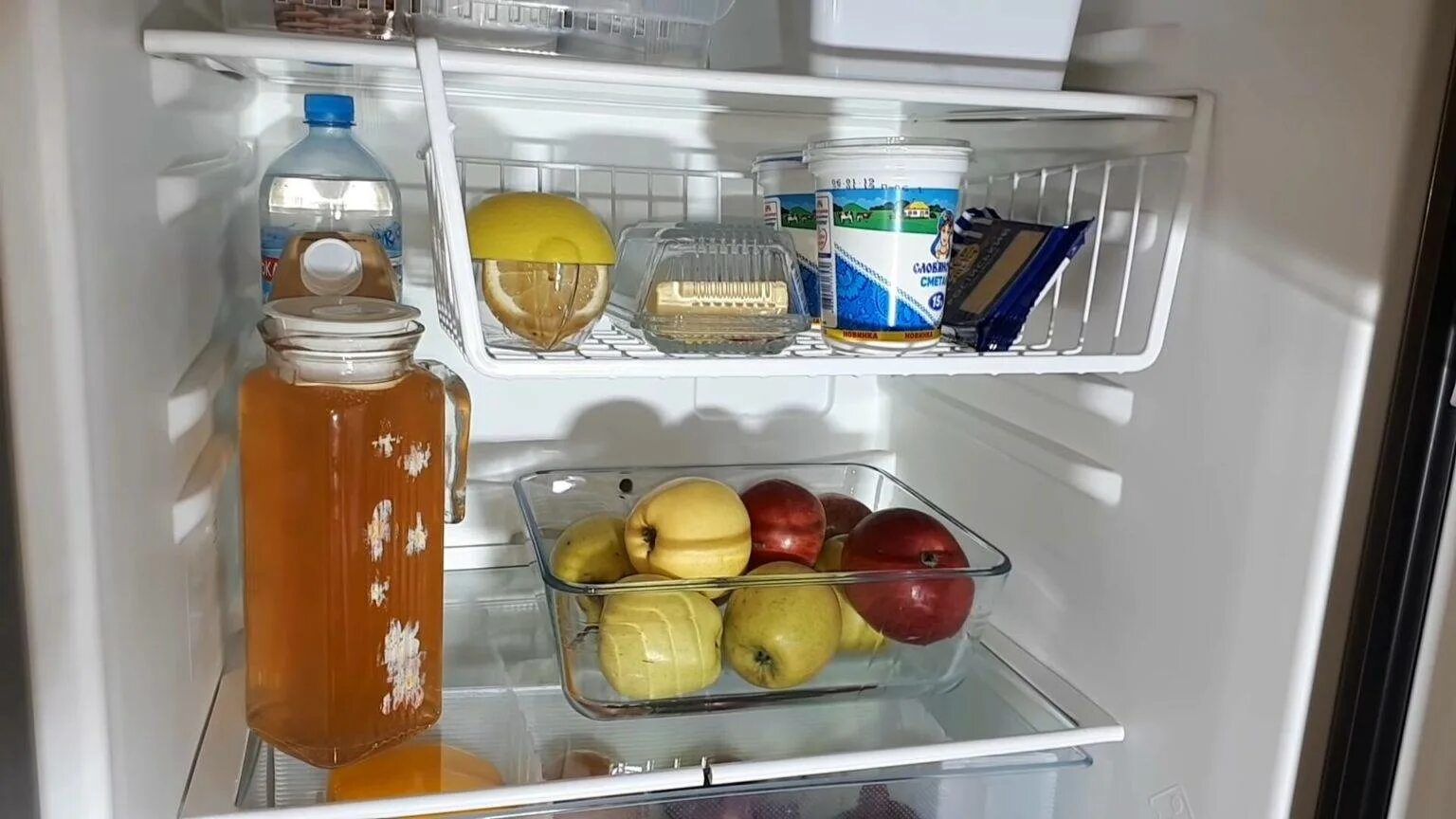 Можно ли бытовую технику хранить на морозе. Открытый холодильник с продуктами. мед хранить в холодильнике. хранение меда в холодильнике. продукты разрешенные для хранения в холодильнике и тумбочке.