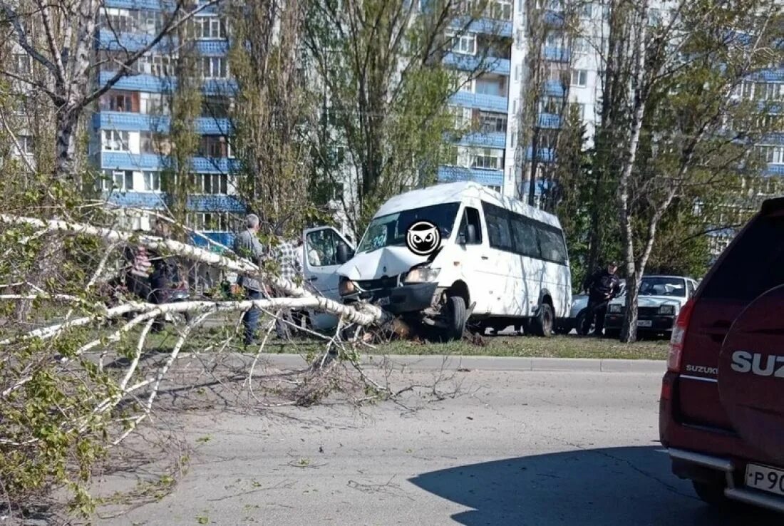 28 апреля 23. Авария в Пензе на проспекте Строителей. Микроавтобус экология.