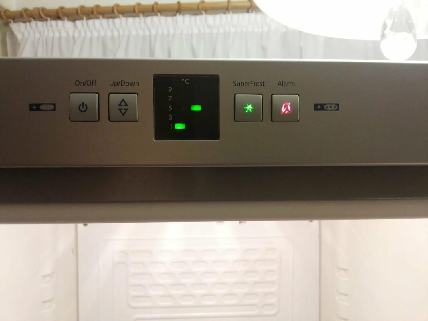 Холодильник bosch kgn39vl12r. Бош холодильник аларм индикатор. Холодильник бош пищит аларм. Холодильник bosch kgn36a45. Кнопка alarm в холодильнике бош.