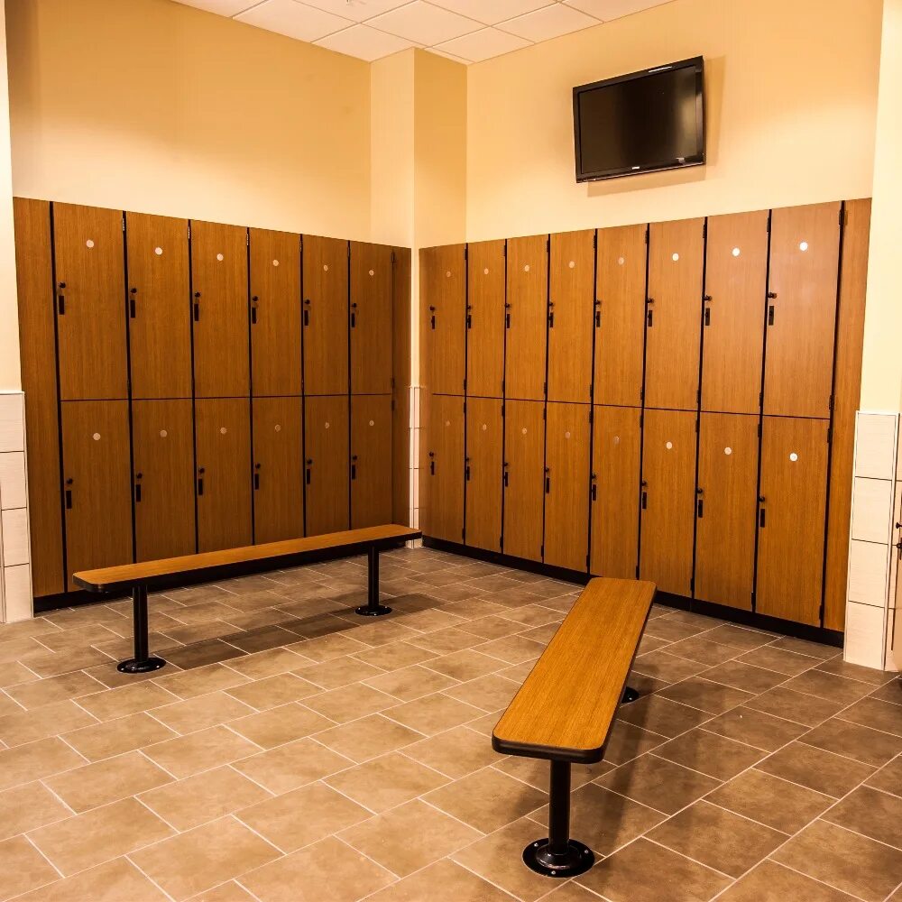 Шкафчики для спортзала. Шкаф локер раздевальный для фитнеса. Шкафы для школьной раздевалки. Спортивная раздевалка в школе. Раздевалка в спортзале.