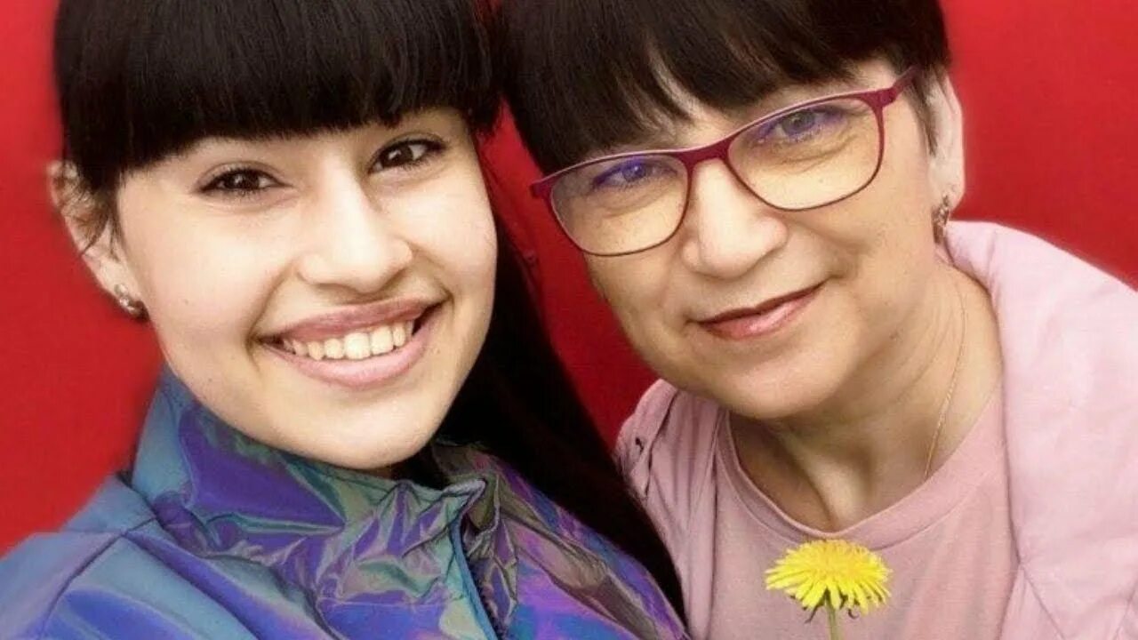 Титичная мем. Мама ее в курсе. Джорджия холт мать шер. Дочь милы йовович 2021. Мама самый лучший друг.