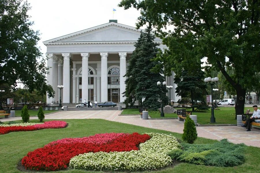 Донецкий Академический украинский музыкально-драматический театр. Донецкий музыкально-драматический театр в Донецке. Памятник Академический музыкально-драматический театр Донецк. Драмтеатр Донецк сквер. Театр на украине сегодня