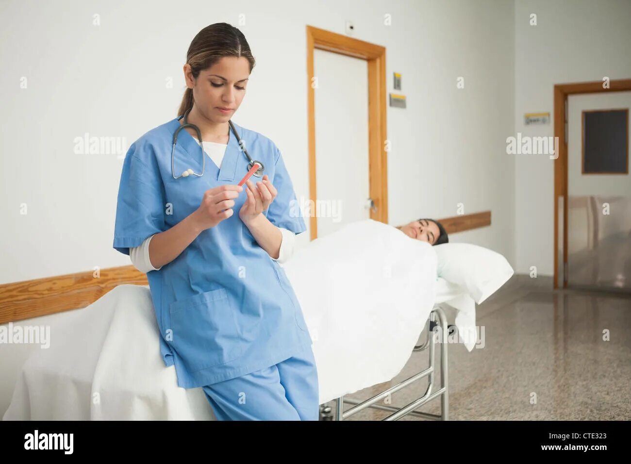 Медсестра не годуя вбежала в палату. Медсестра в палате. Красивая медсестра в палате. Девушка на каталке в больнице.
