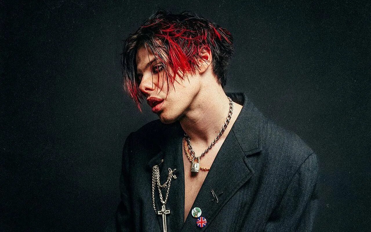 Yungblud 21st century liability обложка. Yungblud 2023. Янгблад и дэн рейнольдс. Yungblud yungblud 2022. Yungblud 21st century liability обложка.