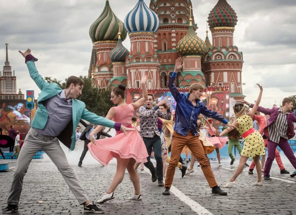 Праздник в городе. С днем города Москва. Массовые праздники. Праздничная Москва.