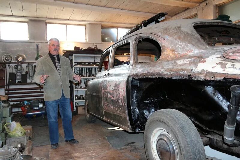 старые отреставрированные машины. авторестоврационные мастерские. мустанг под восстановление. реставраторы автомобилей дискавери. реставраторы авто.