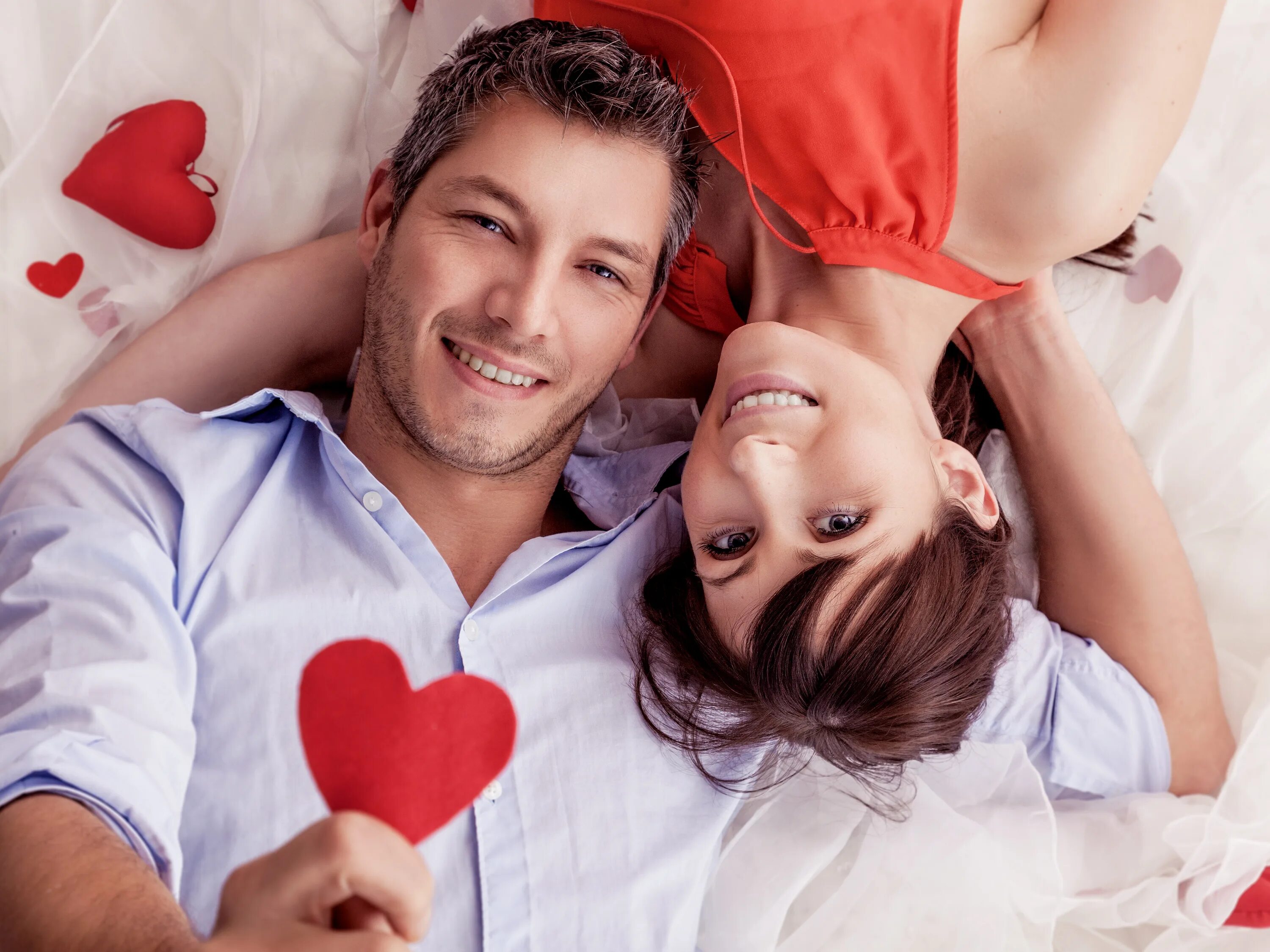 A wife to love. Счастливые отношения между мужчиной и женщиной. Фотосессия ко дню всех влюбленных. Мужчина и женщина любовь. Любящая жена.