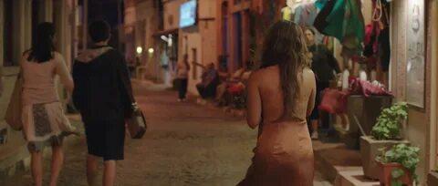Damla Sönmez nude pics.