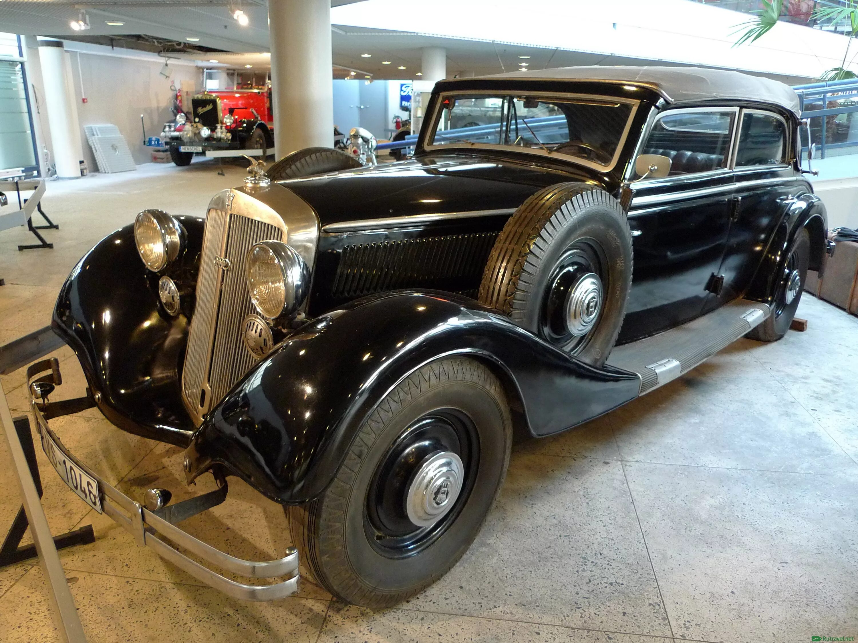Магазин старых автомобилей. Музей ретро автомобилей. Выставка ретро автомобилей. Музей старинных машин в Москве. Музей ретро автомобилей СПБ.