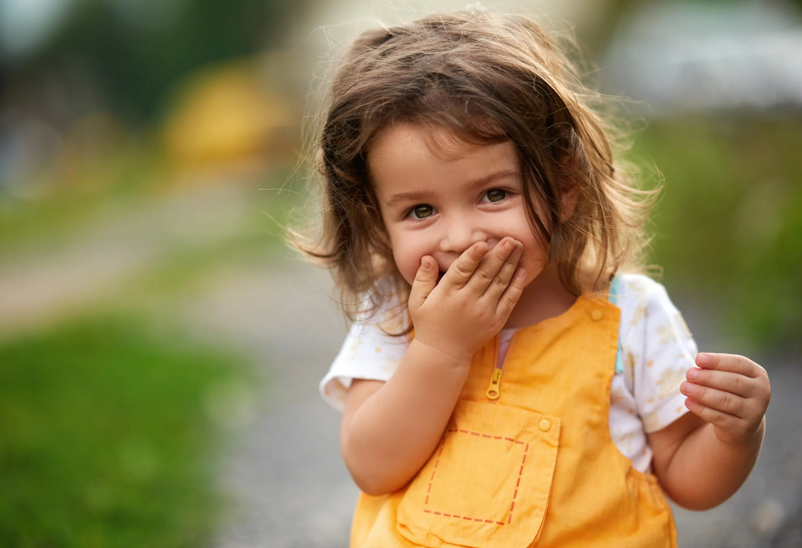 Девочка смеется. Little chuckle. Little chuckle. Chuckling girl. Улыбка ребенка.
