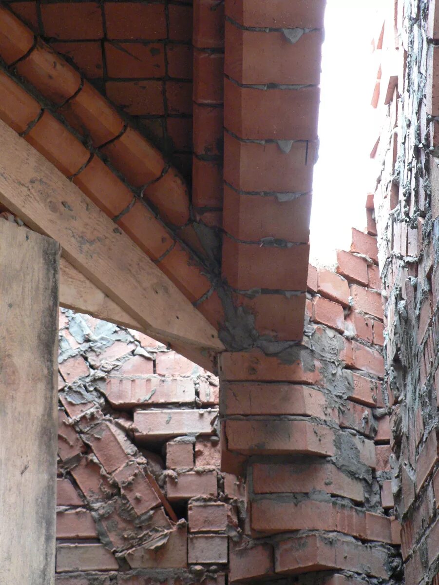 Крепеж бруса 40*20 к кирпичу. Опора кирпичных стен. Железобетонная колонна в кирпичной стене. Узлы крепления облицовочного кирпича. Подпорка стен кирпичного дома.