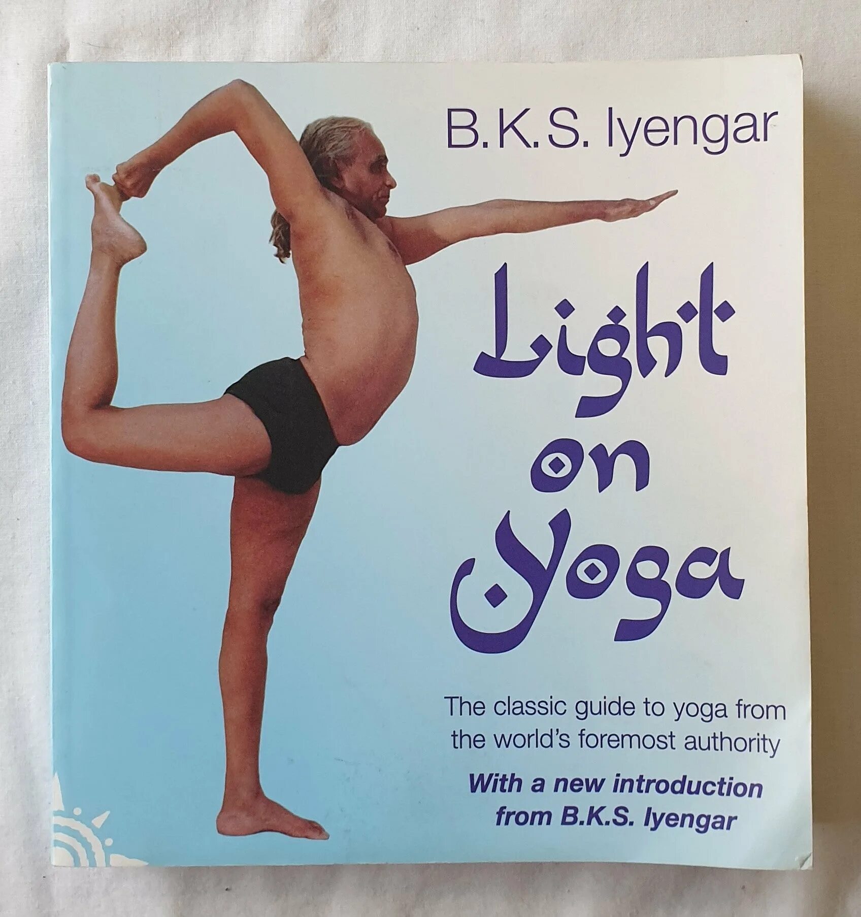 Йога айенгара книга. Йога книга. Свет йоги Айенгар. Книга Light on Yoga. Айенгар свет жизни йога.