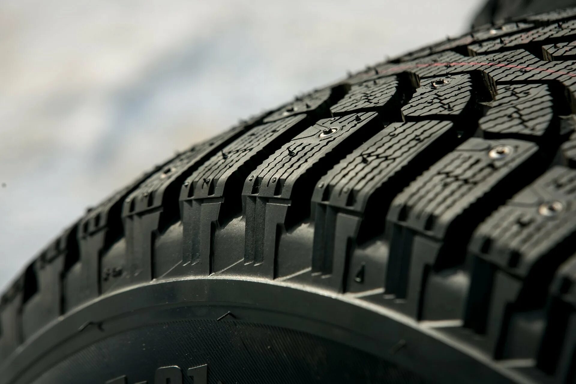 Летом на зимней резине с шипами. Bridgestone Blizzak Spike-01. Шипованная резина Бриджстоун. Бриджстоун зимняя липучка с шипами. Бриджстоун зимняя резина 2000г.