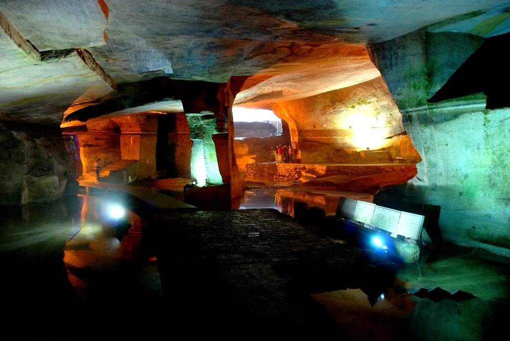 Ancient cave. Пещеры Хуашань в Китае. Гроты Лонгью в Китае. Пещера Хуаншань Китай. Пещеры Хуашань и Лонгью.