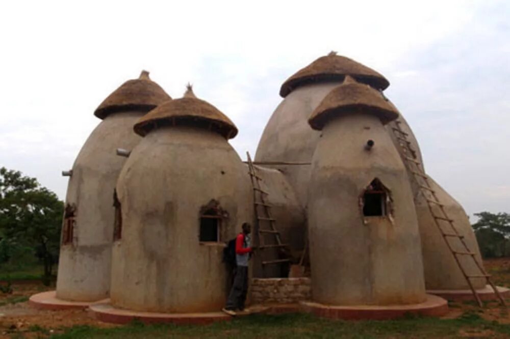 Simple village. Купольные дома из мешков. Саманная архитектура Швейцария. Earthbag технология. Домик из мешков с землей.