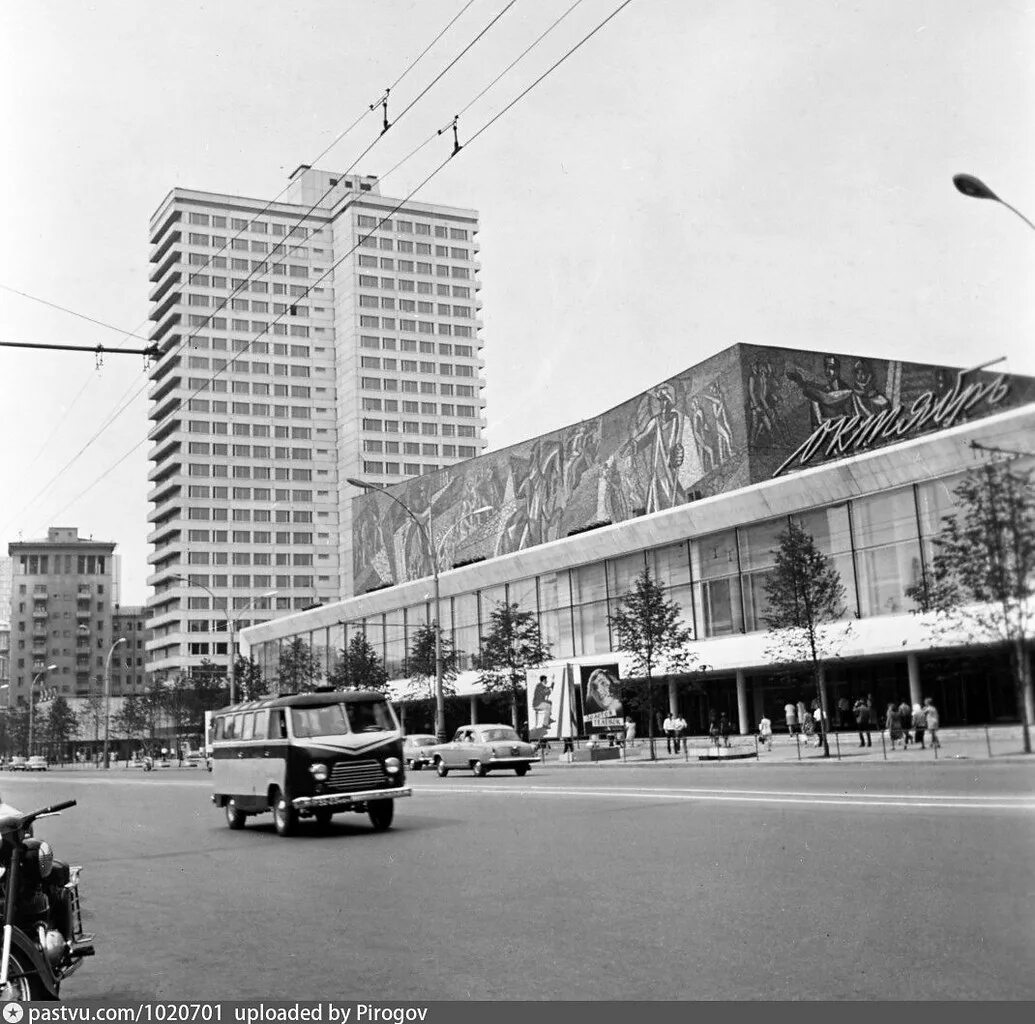 Советские кинотеатры москвы. Кинотеатр октябрь Арбат 1970. Кинотеатр октябрь на проспекте Калинина. Кинотеатр октябрь новый Арбат 2022. Новый Арбат 1970.