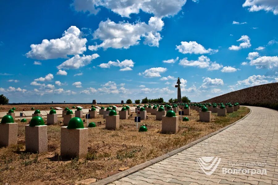 Памятные кладбища. Мемориальный комплекс Россошки Волгоград. Мемориальное кладбище Россошки Волгоградская область. Военное кладбище Россошки Волгоград. Немецкое кладбище Волгоград Россошка.