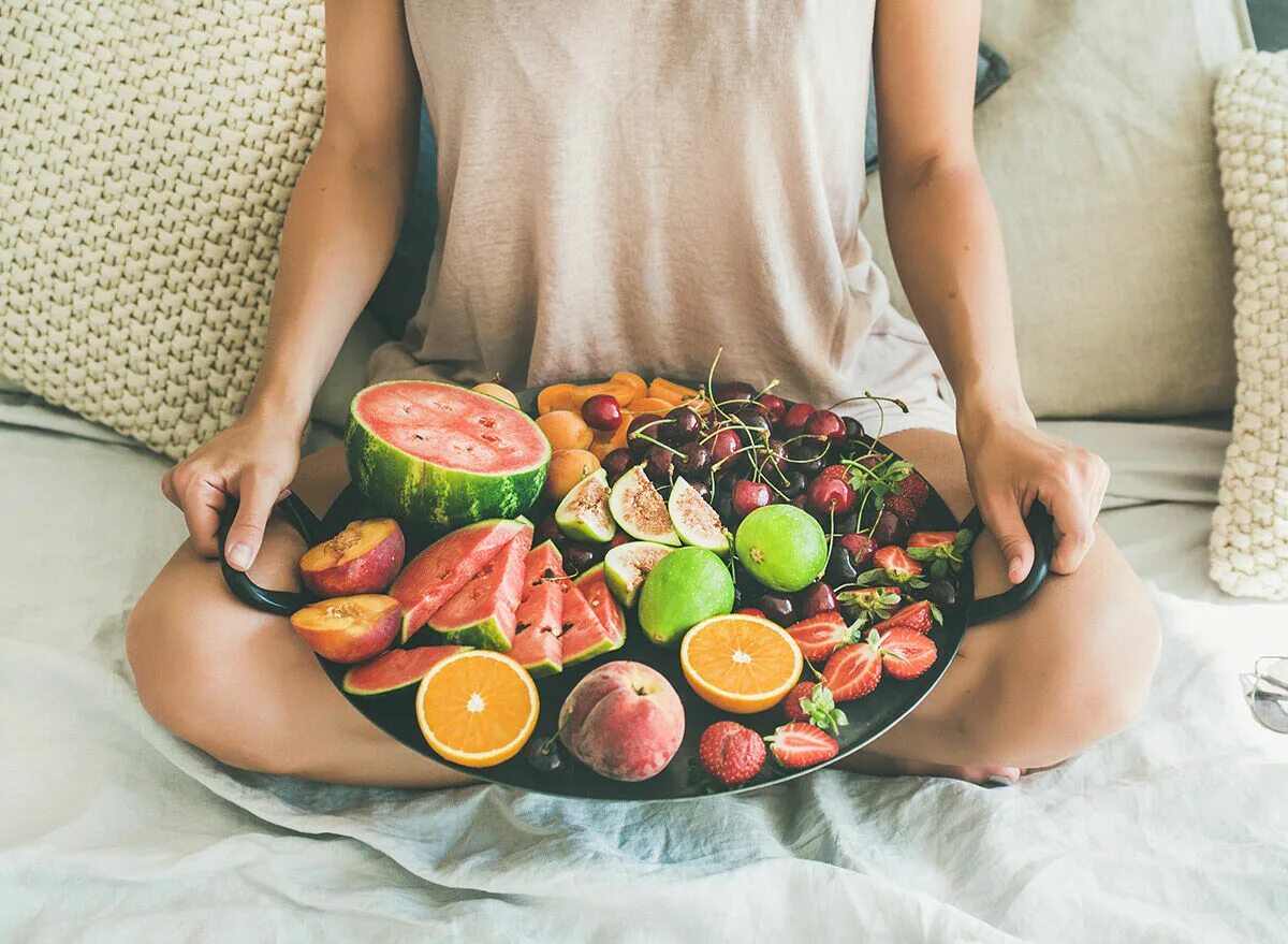 Употребление фруктов. Кушать фрукты. Употреблять в пищу фрукты. Фрукты после обеда. Правильное питание девушка.
