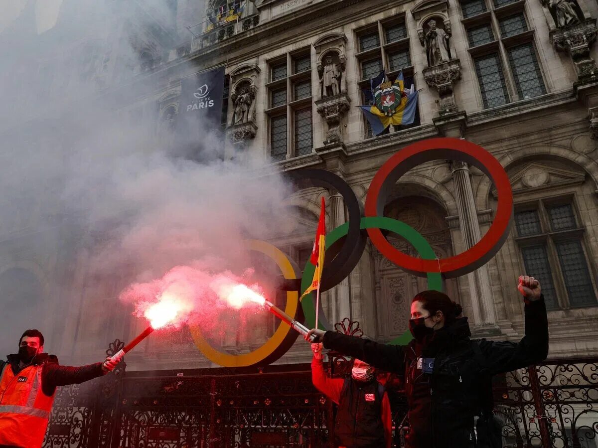 Митинги во Франции. Олимпийские кольца Париж 2024.