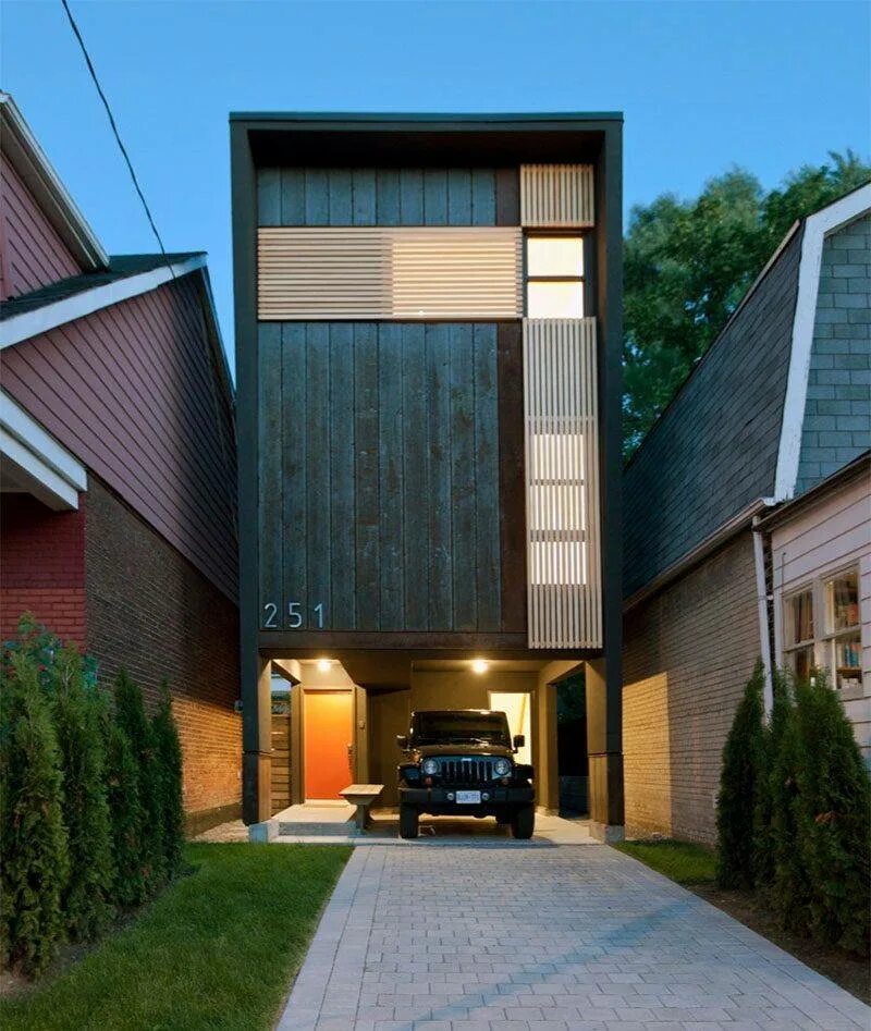 Три дома на участке. Тини Хаус экстерьер. Дом с гаражом. Современный маленький домик. Современный гараж.