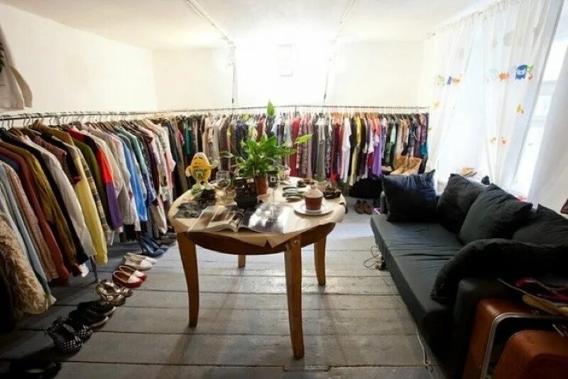 Сешка одежда. Детская одежда секонд хенд. Вещи секонд. Интерьеры секонд хендов. Сешка одежда.