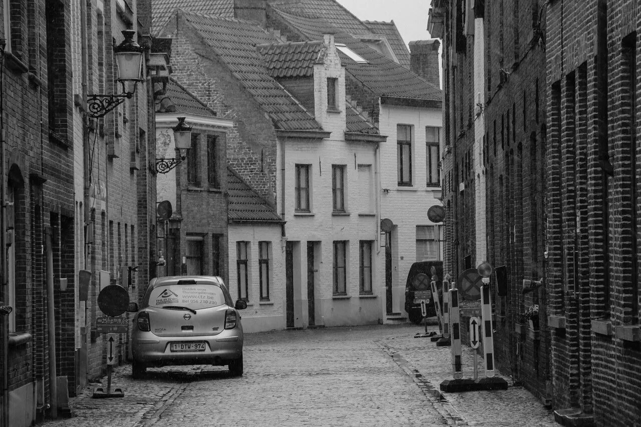 на улице. старинные улочки. монт матр улица париж. старая улица. старый город чб.