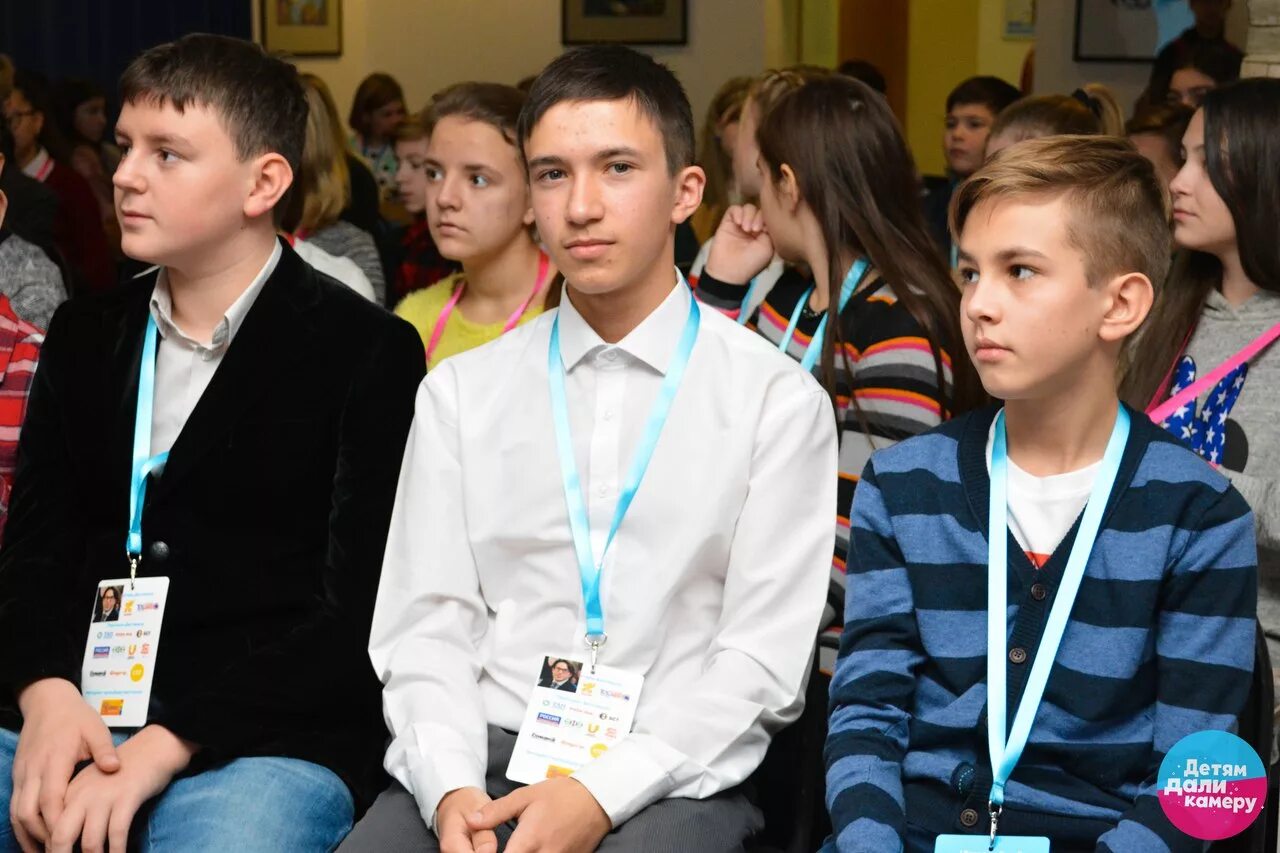 видеостудия в школе. фотоаппарат для детей. давай камера. детям дали камеру. дикторы уфимского телевидения.