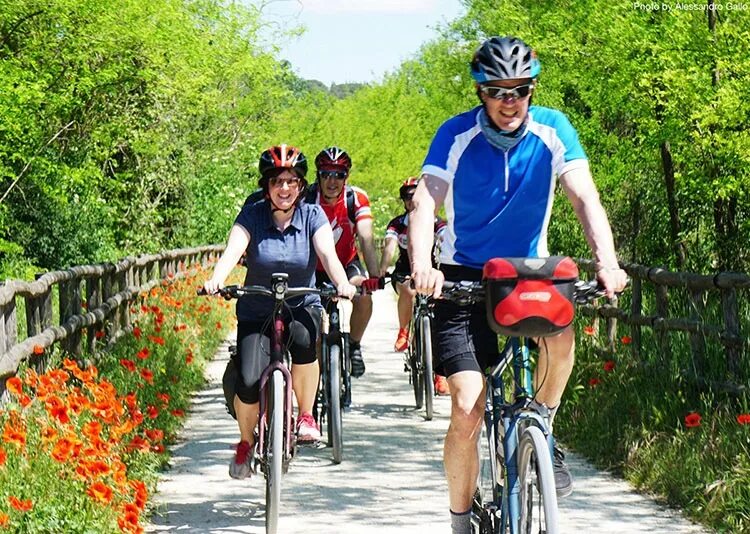 Leisure activities in the uk. Cycle on holiday. leisure activities. день отдыха (recreation day). small group of cyclists.