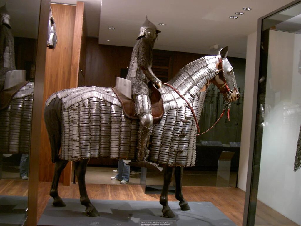 Доспехи на коне. Конские доспехи. Лошадь в броне. Лошадь в доспехах. Доспехи лошади средневековья.